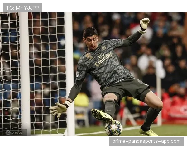 库尔图瓦本季出球组织与防线稳定作用较上赛季有何提升？